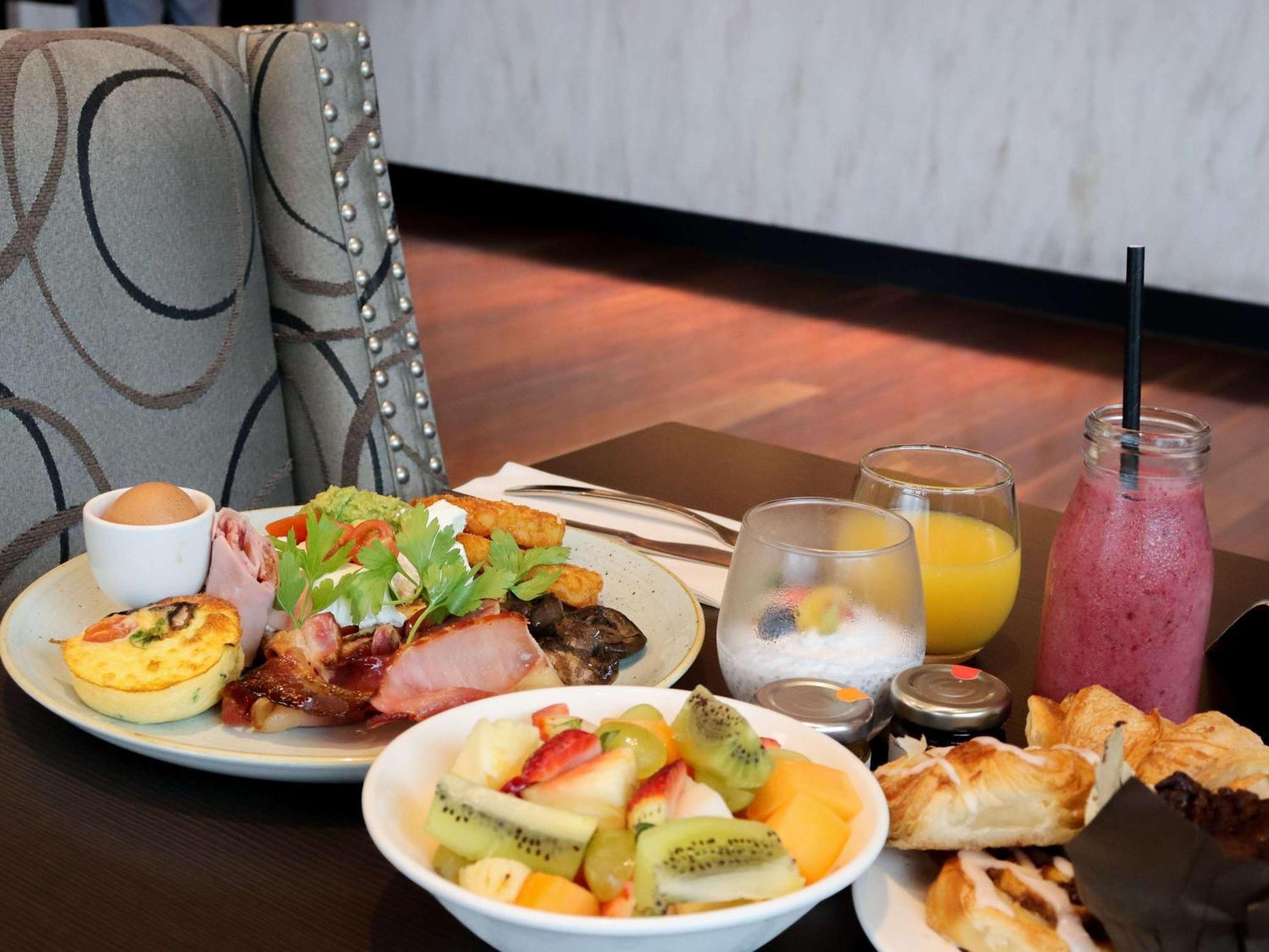 Отель Pullman Brisbane Airport Экстерьер фото A selection of breakfast items