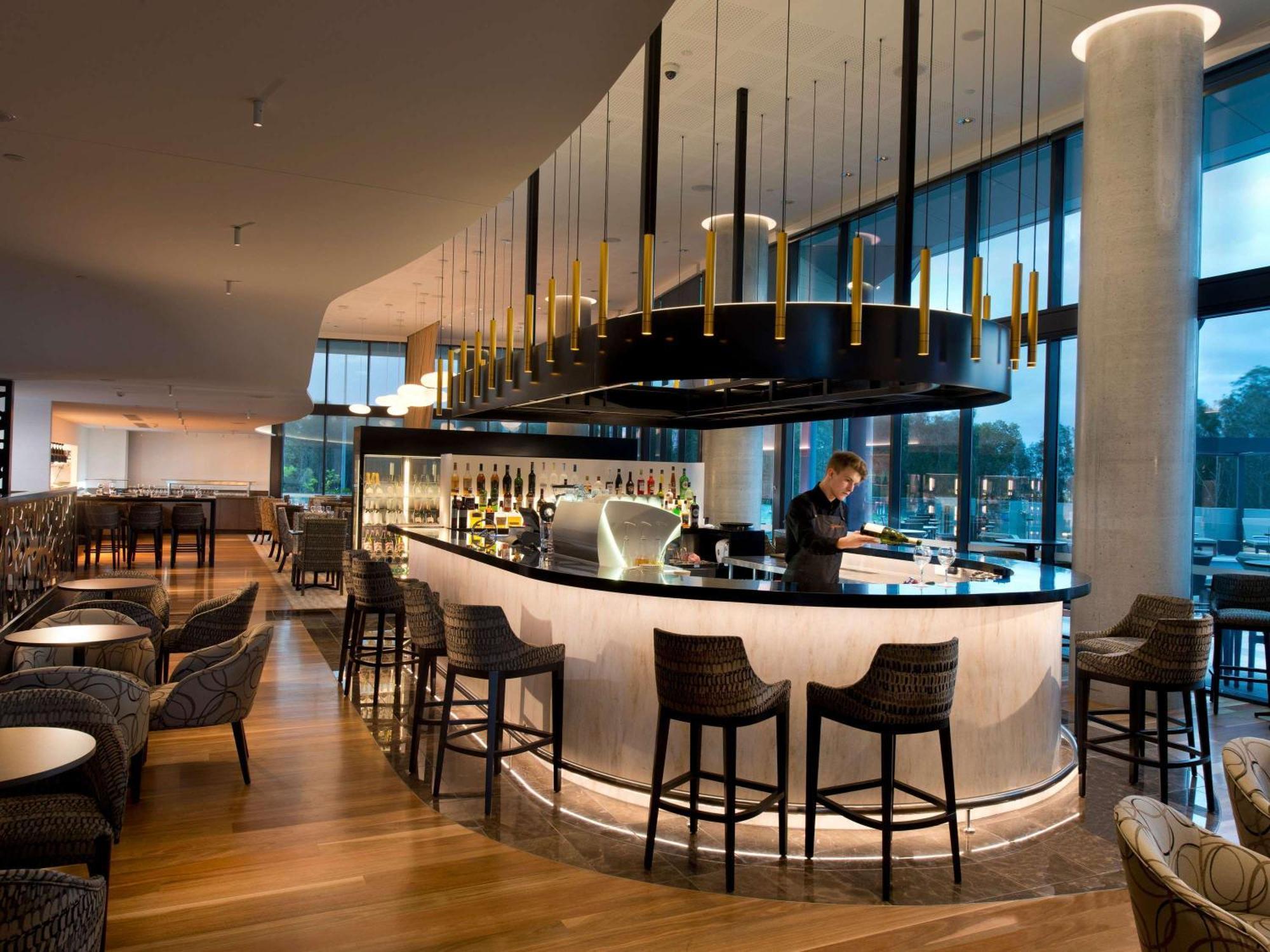 Отель Pullman Brisbane Airport Экстерьер фото The bar at the London Hilton on Park Lane