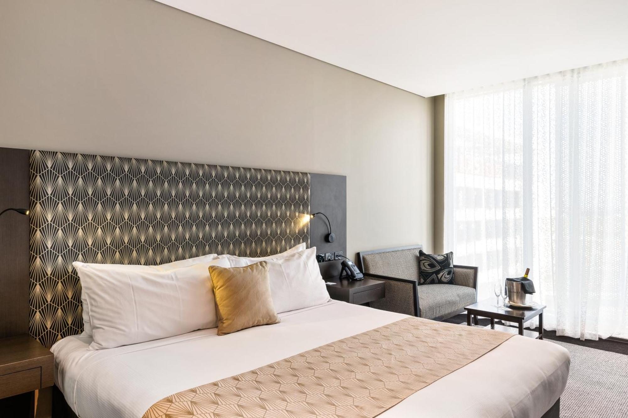 Отель Pullman Brisbane Airport Экстерьер фото A bedroom at the hotel