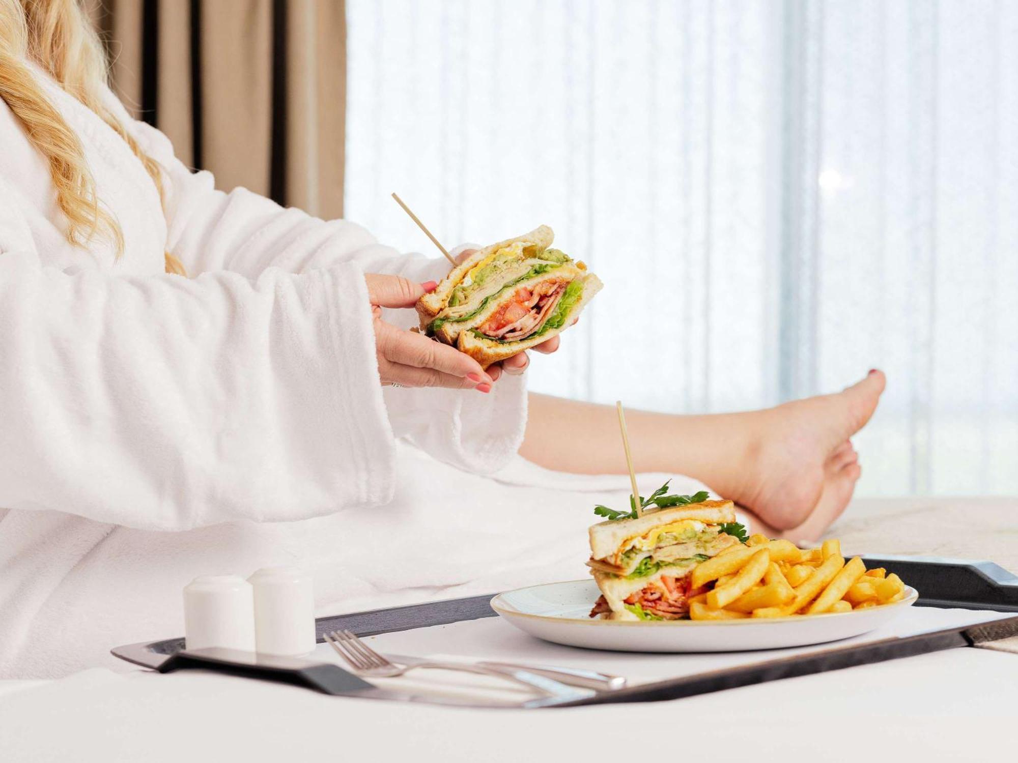 Отель Pullman Brisbane Airport Экстерьер фото Room service