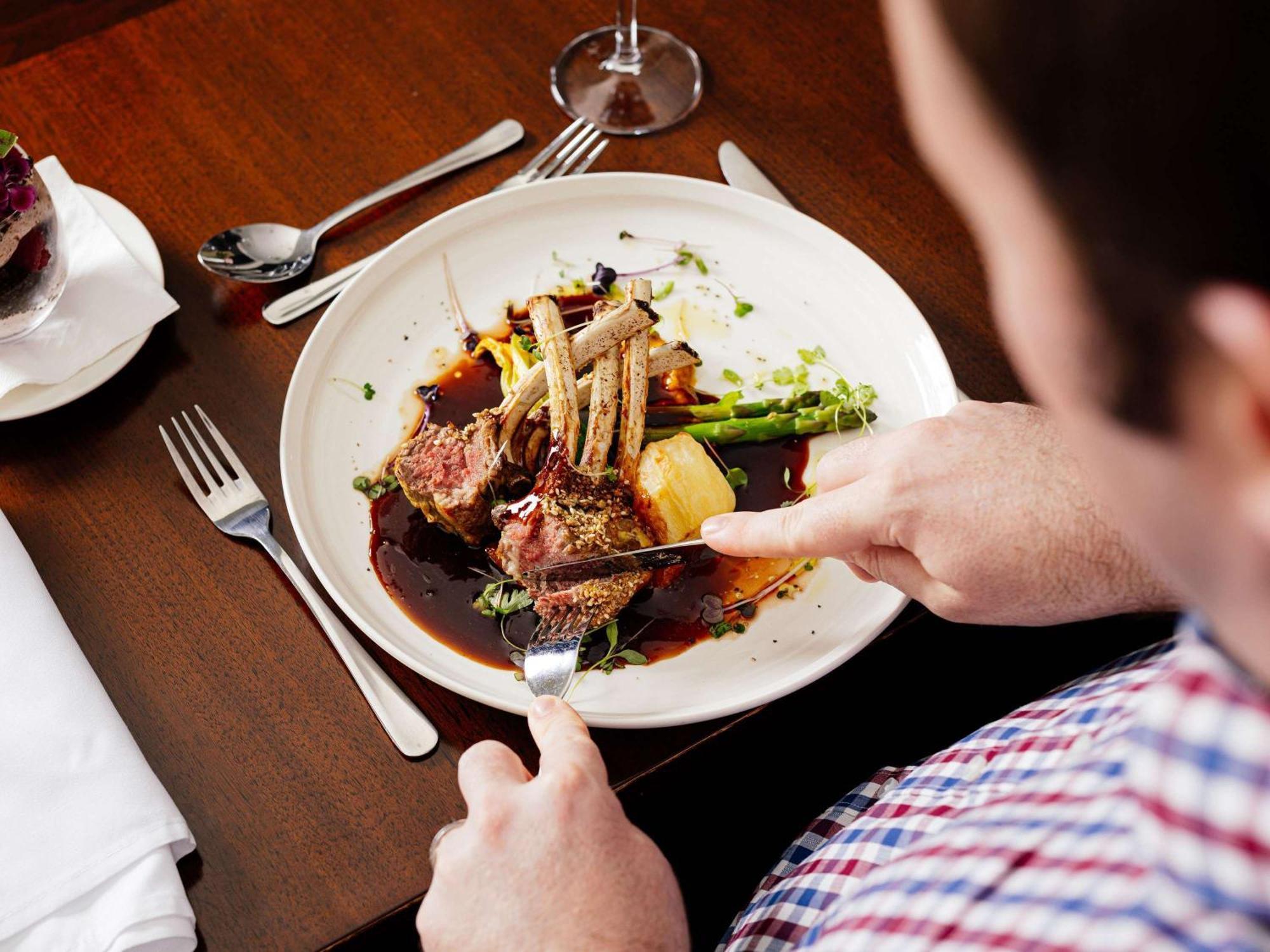 Отель Pullman Brisbane Airport Экстерьер фото A man eating a meal