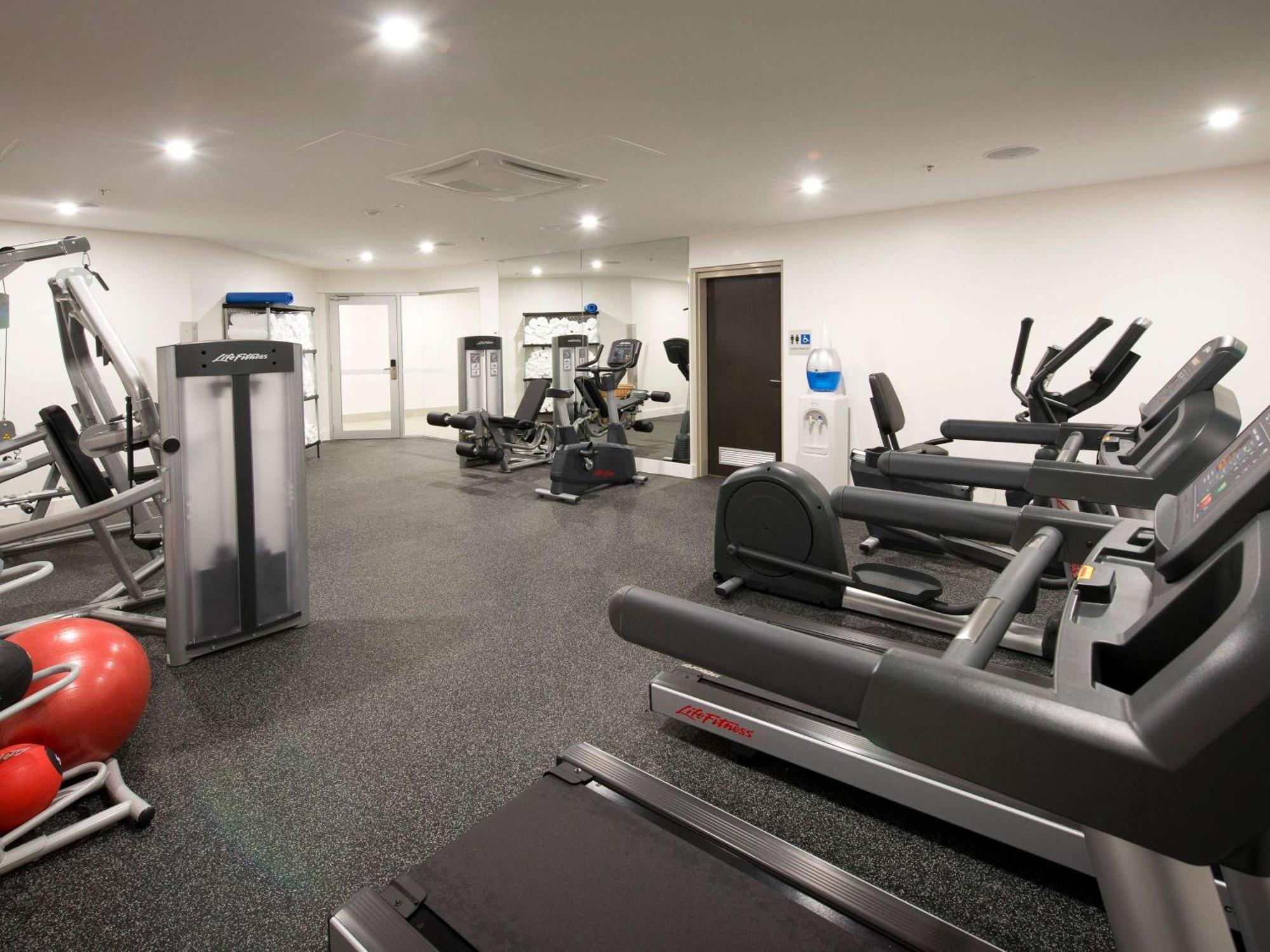 Отель Pullman Brisbane Airport Экстерьер фото The gym at the hotel