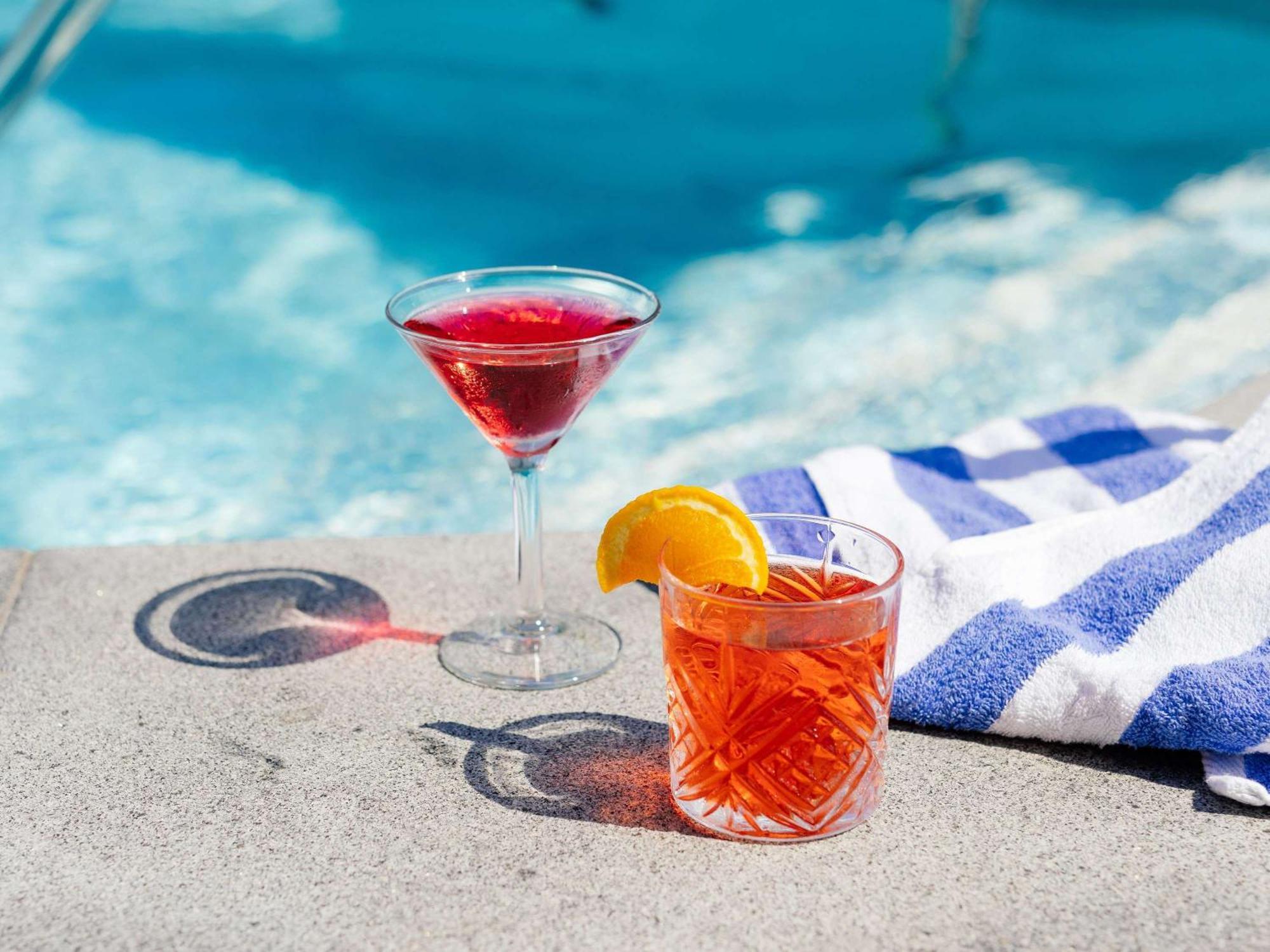 Отель Pullman Brisbane Airport Экстерьер фото A cosmopolitan (left) and a Negroni (right)