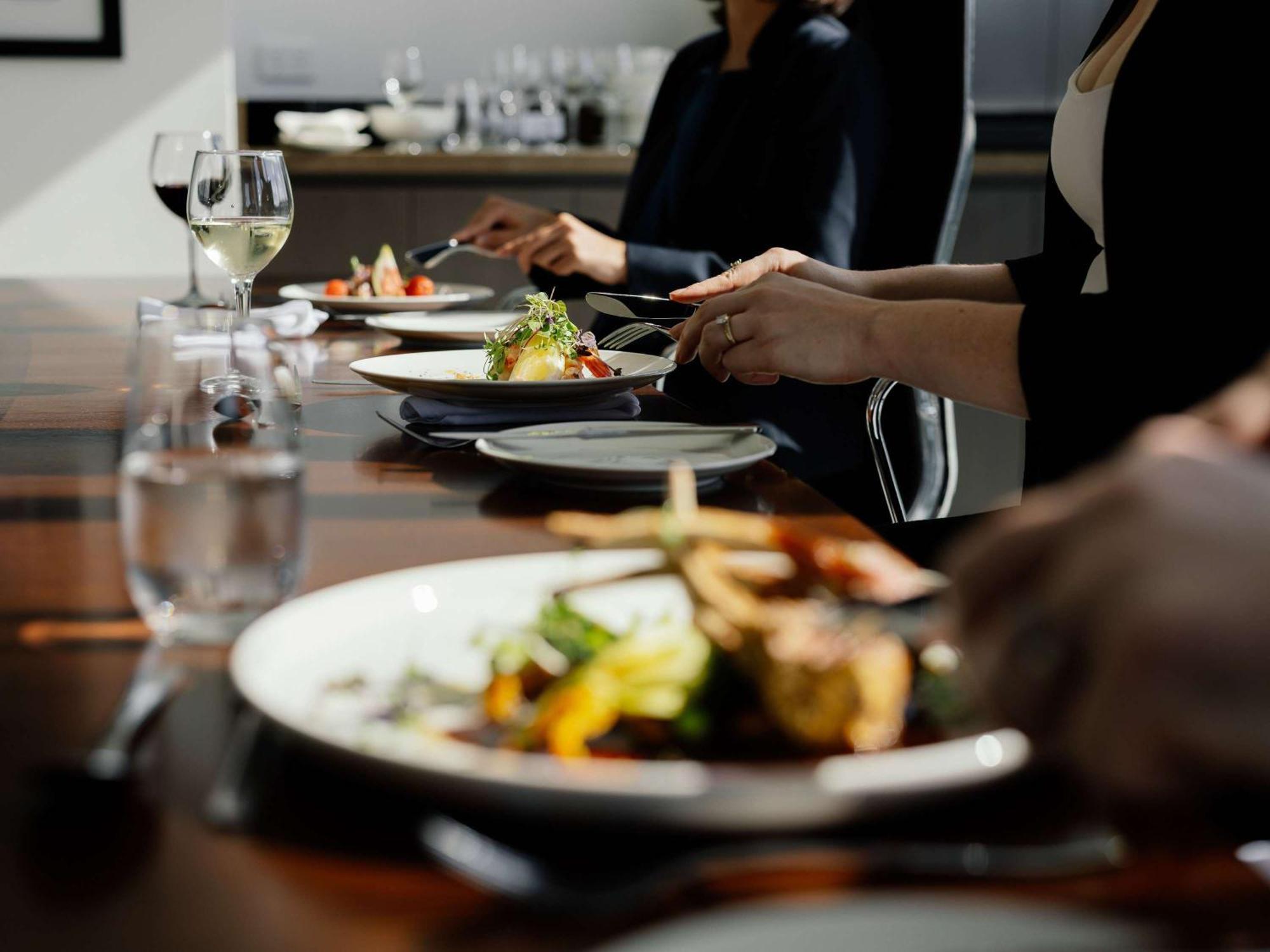 Отель Pullman Brisbane Airport Экстерьер фото A meal at a restaurant