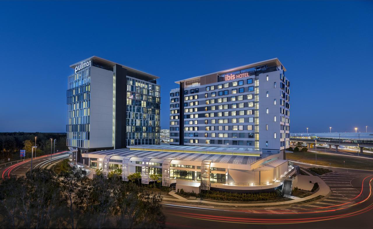 Отель Pullman Brisbane Airport Экстерьер фото The hotel at night