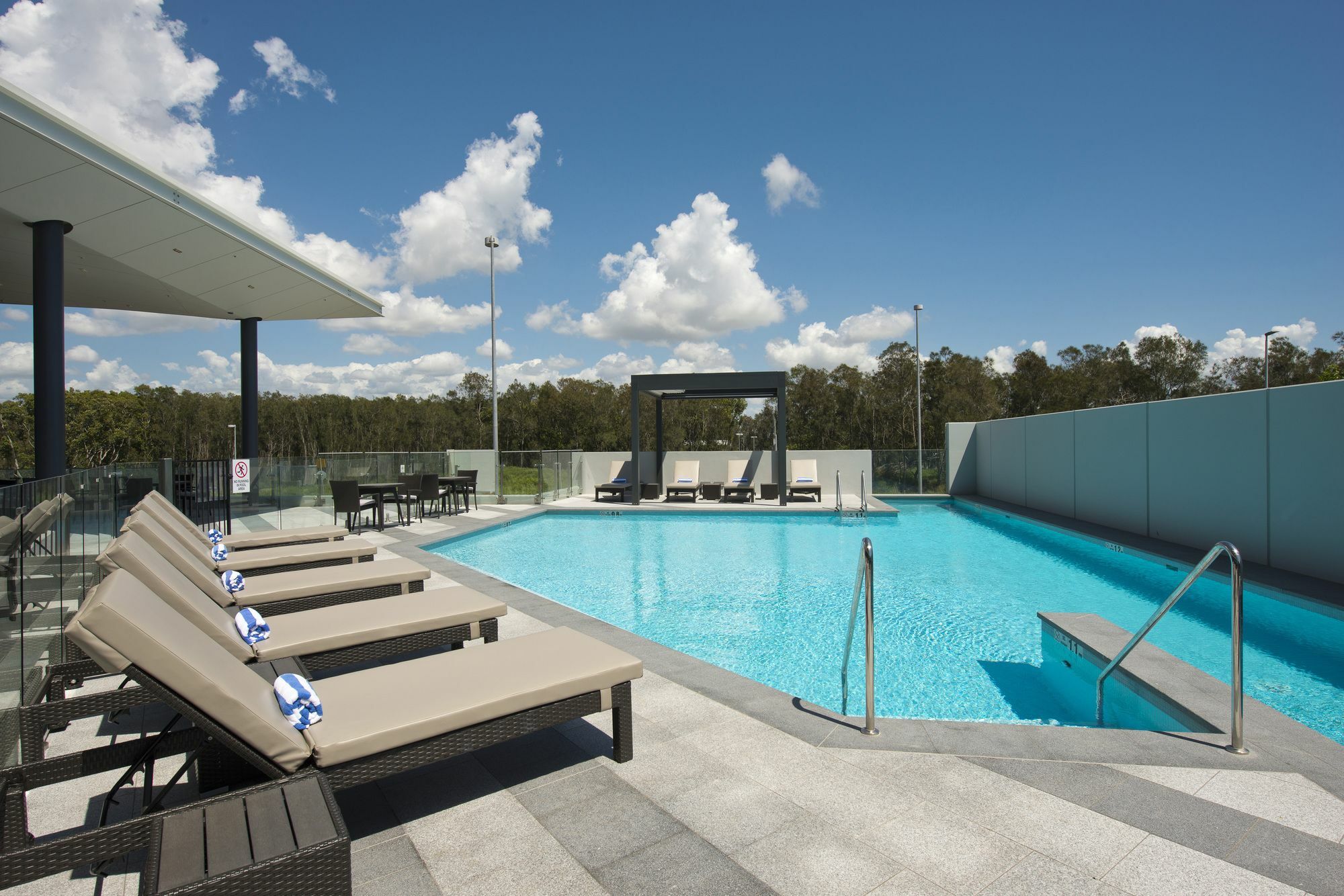 Отель Pullman Brisbane Airport Экстерьер фото The rooftop pool at the Emporium Hotel South Bank